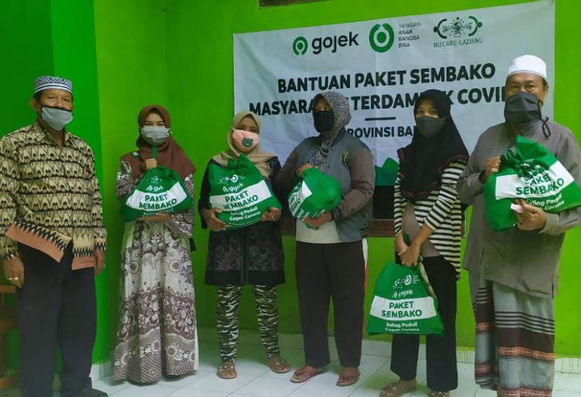 Yayasan Anak Bangsa Bisa (YABB) bekerja sama dengan NU Care-LAZISNU dalam penyaluran 1.538 paket sembako untuk para pekerja informal, guru ngaji, dan santri terdampak Covid-19.