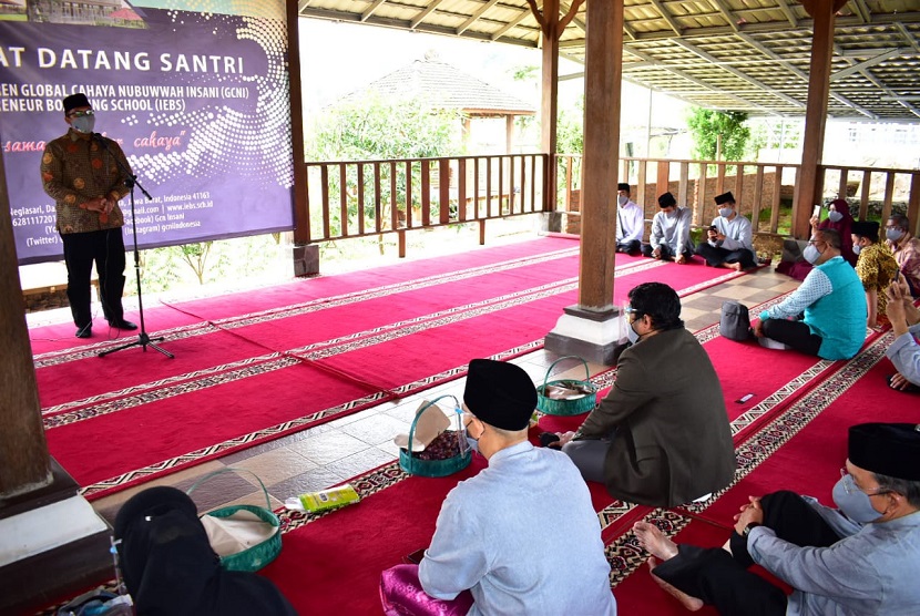 Yayasan Askar Kauny (YAK) yang berkolaborasi dengan Yayasan Global Cahaya Nubuwwah Insani (GCNI) mengembangkan Islamic Entrepreneur Boarding School setara SMA di Desa Neglasari, Darangdan, Kabupaten Purwakarta, Jawa Barat. 
