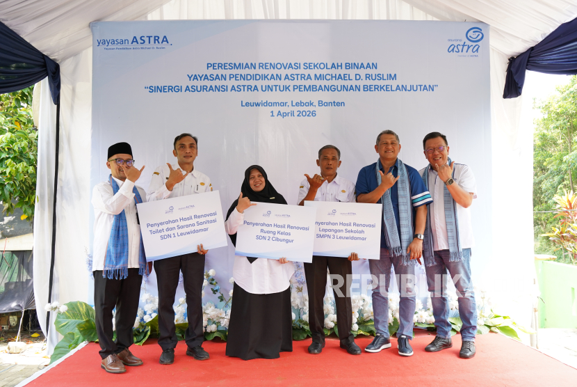 Yayasan Astra menjalankan program CSR dengan memperbaiki sarana sekolah di Lebak, Banten.