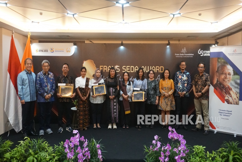 Yayasan Atma Jaya dan Universitas Katolik Indonesia Atma Jaya bekerja sama dengan Frans Seda Foundation kembali menyelenggarakan Frans Seda Award 2025, sebuah penghargaan dua tahunan yang diberikan kepada insan muda Indonesia yang menunjukkan dedikasi luar biasa dalam bidang pendidikan dan kemanusiaan. 