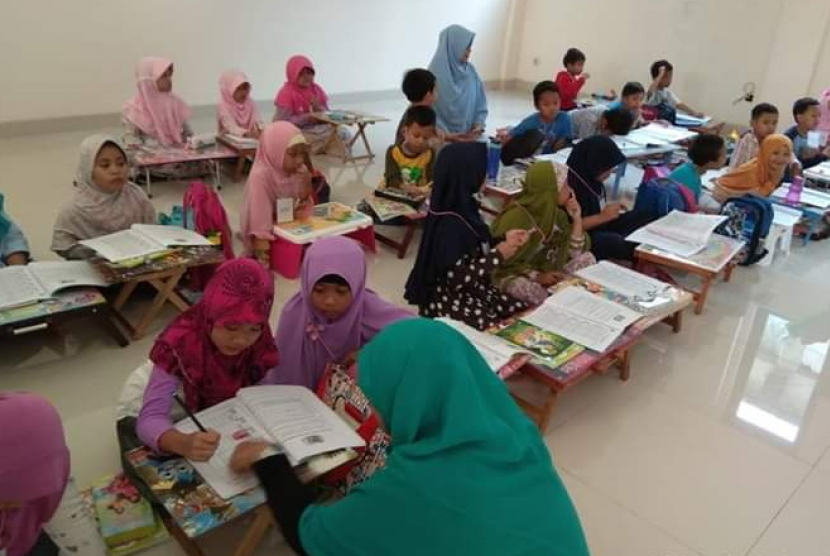 Yayasan Averroes Rabbani dan Klinik Pendidikan MIPA (KPM) menggelar Klub Matematika Seiklasnya.