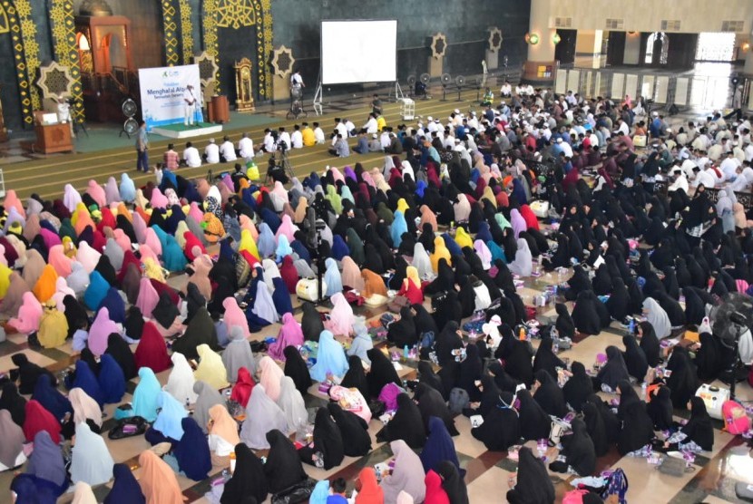 Yayasan Baitul Maal PLN (YBM PLN) bekerja sama dengan Yayasan Askar Kauny dan DKM Baitul Mutaqien Islamic Center Samarinda  menggelar Pelatihan Menghafal Alquran Semudah Tersenyum se-Kalimantan Timur. 