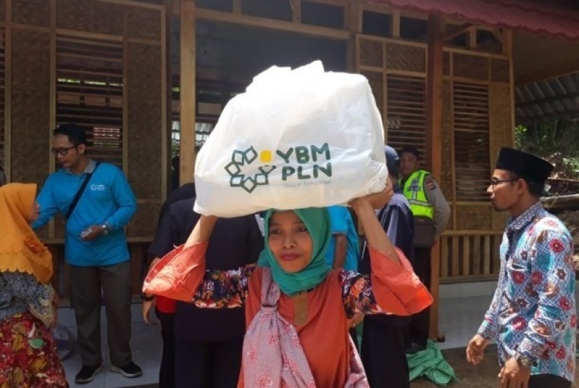 Yayasan Baitul Maal (YBM) PLN memberikan bantuan untuk para korban gempa di Desa Sigar Penjalin, Kecamatan Tanjung, Kabupaten Lombok Utara, Nusa Tenggara Barat (NTB), pada Selasa (25/12).