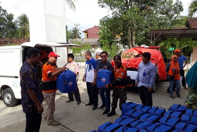 Yayasan Baitul Mal BRI menyerahkan bantuan kepada warga korban terkena dampak gempa di Desa Sukahurip, Ciamis, Jawa Barat, Sabtu (23/12)