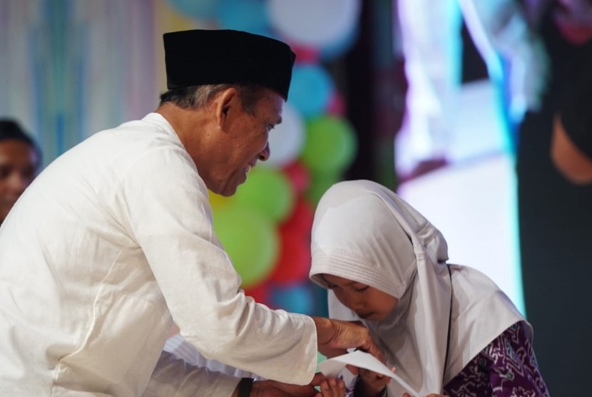 Yayasan Baitul Mall PLN memberikan santunan kepada 560 anak yatim dhuafa.