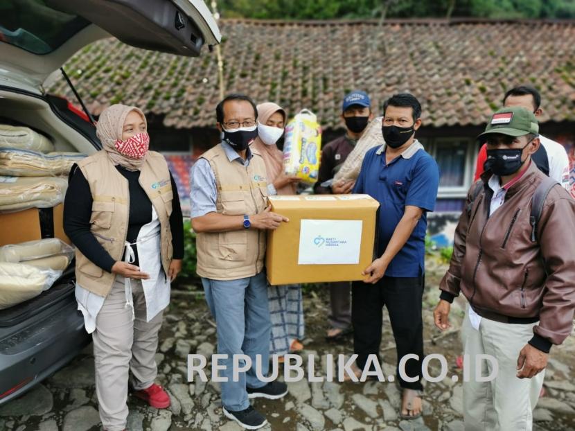 Yayasan Bakti Nusantara Medika (Baktimed) memberikan sumbangan dalam bentuk jas hujan (142 buah), selimut dan diapers kepada korban bencana Banjir Bandang Gunung Mas, Desa Tugu Selatan, Kecamatan Cisarua, Puncak, Jawa Barat, Selasa (26/1).