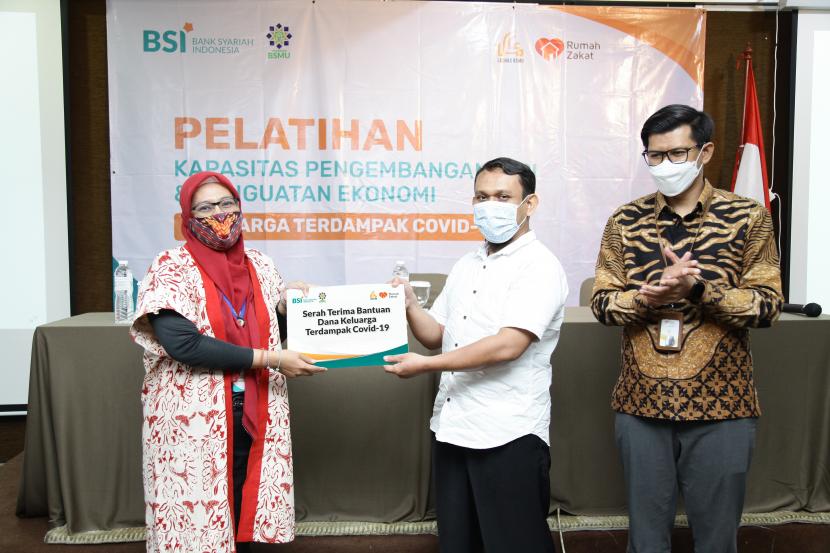 Yayasan Bangun Sejahtera Mitra Umat (Yayasan BSMU) bersama PT Bank Syariah Indonesia Tbk (BSI) melalui BSMU Care melakukan program pelatihan dan penguatan ekonomi keluarga terdampak Covid-19.