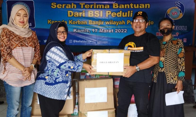 Yayasan Bina Sarana Informatika (BSI), melalui program BSI Peduli, memberikan bantuan bagi warga Kabupaten Purworejo, Jawa Tengah yang terendam banjir setelah diguyur hujan lebat sejak Senin (14/3/2022) lalu.