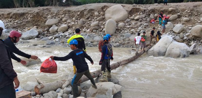 Yayasan BUMN menyalurkan bantuan sembako ke sejumlah wilayah terdampak banjir di Masamba, Sulawesi Selatan.