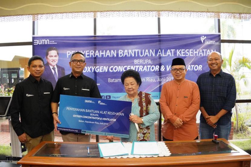 Yayasan BUMN Untuk Indonesia menyalurkan bantuan alat-alat kesehatan berupa Oxygen Concentrator dan Ventilator ke Dina Kesehatan Kepri, Ahad (19/6/2022).