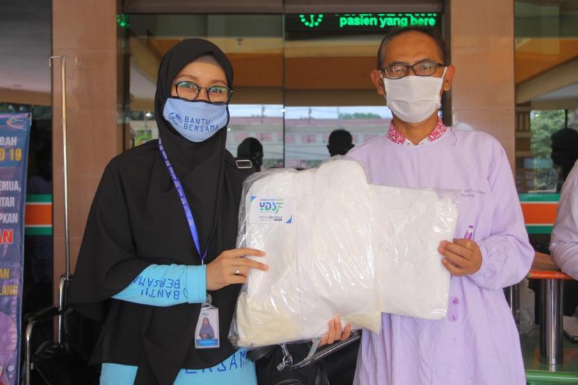 Yayasan Dana Sosial al Falah (YDSF)  menyalurkan bantuan Alat Pelindung Diri (APD) kepada tenaga medis di sejumlah rumah sakit.