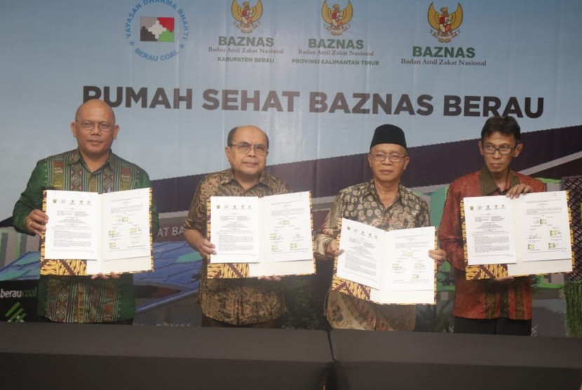 Yayasan Dharma Bhakti Berau Coal (YDBBC) bersama Pemerintah Kabupaten Berau, Provinsi Kalimantan Timur dan Badan Amil Zakat Nasional (Baznas) menandatangani Surat Perjanjian Kerja sama (SPK) pembangunan Rumah Sehat Baznas (RSB) Berau di Jakarta, Senin (2/12).