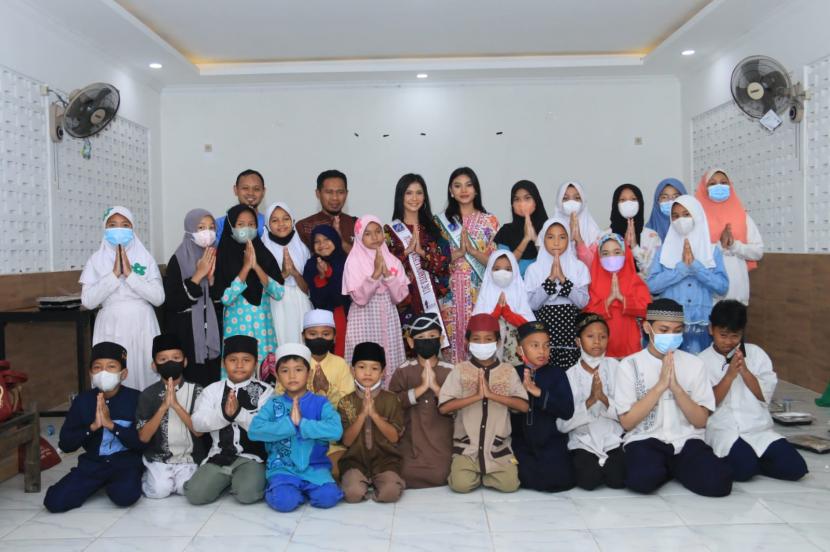 Yayasan El John Indonesia menyelenggarakan rangkaian kegiatan Pesona Ramadhan di Lembaga Amil Zakat Nasional (Laznas) Panti Yatim Mandiri, Jakarta Timur, Jumat (22/4).
