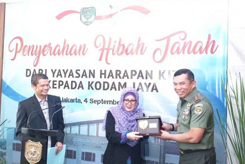 Yayasan Harapan Kita (YHK) menghibahkan tanah rumah sakit kepada Komando Daerah Militer Jakarta Raya (Kodam Jaya) yang berlangsung di Jakarta, Kamis (5/9).