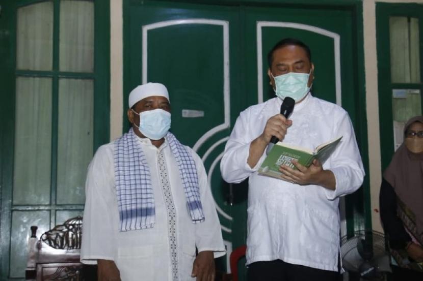 Ketua Yayasan Indonesia Damai Mengaji, Syafruddin, menyalurkan bantuan mushaf Alquran untuk komunitas pengajian eks preman 