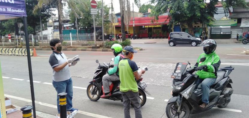 Yayasan Indonesia Nusa Mandiri membagikan masker dan hand sanitizer kepada pengguna jalan dan masyarakat di sekitar kampus STMIK Nusa Mandiri.