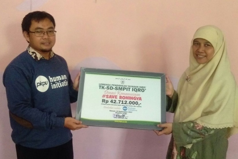 Yayasan IQRO Bekasi menyerahkan donasi untuk pengungsi Rohingya melalui PKPU Human Initiative.