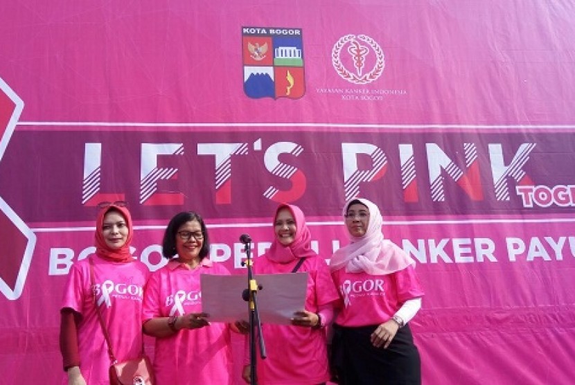 Yayasan Kanker Indonesia (YKI) dan para survivor kanker mendeklarasikan Bogor Peduli Kanker Payudara di lapagan Sempur, Sabtu (21/10).