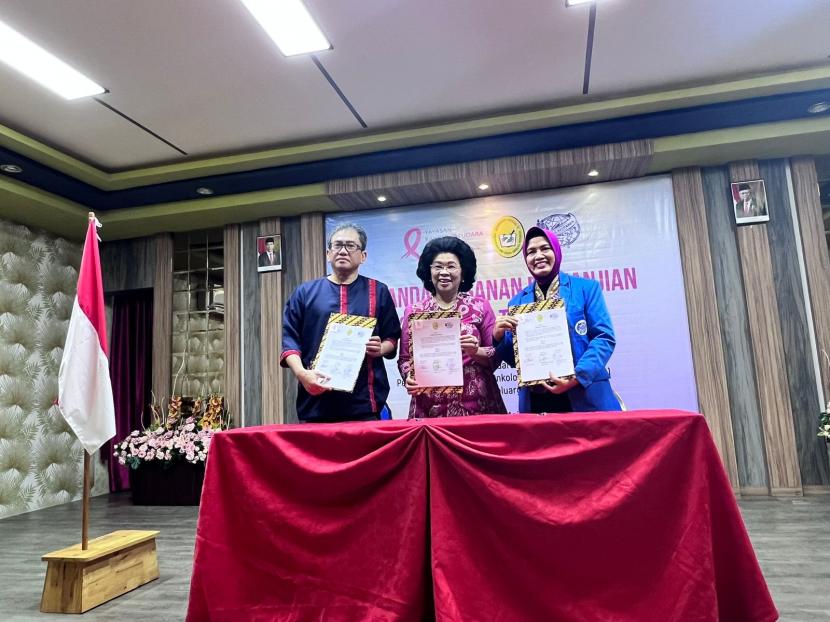 Yayasan Kanker Payudara Indonesia (YKPI) diwakili ketuanya Linda AGum Gumelar (tengah) menandatangani perjanjian kerja sama dengan Perhimpunan Dokter Bedah Indonesia (PERABOI) dan Perhimpunan Dokter Keluarga Indonesia (PDKI) terkait penyelenggaraan pelatihan deteksi dini kanker payudara untuk dokter umum.