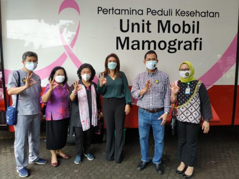 Yayasan Kanker Payudara Indonesia (YKPI) menggelar mamografi gratis lewat layanan unit mobil mamografi di RS Dharmais, Jakarta, Sabtu (20/2).