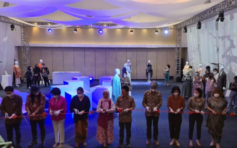 Yayasan Kebudayaan dan Pariwisata Kota Jinju, Korea Selatan membuka pameran batik Jinju silk.