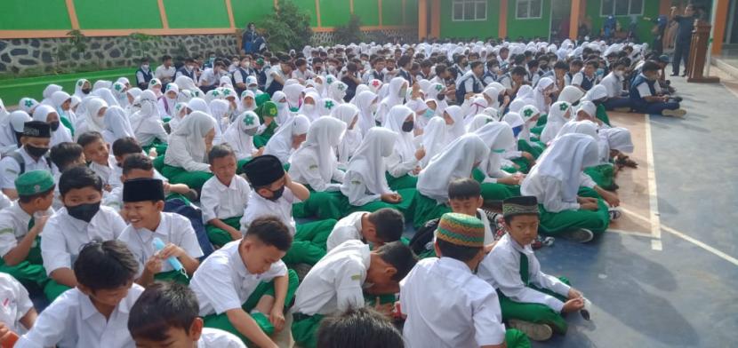 Yayasan Kesejahteraan Sosial (YKS) Kampung  Parung Bingung, Depok, menggelar acara halal bihalal yang diikuti siswa dan dewan guru MI, SMP dan SMK  pada Selasa (17/5).