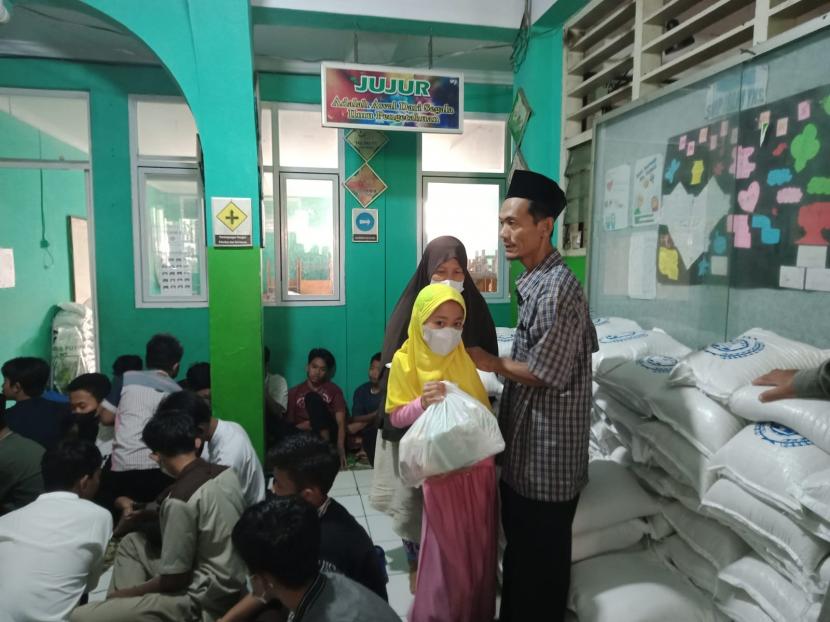 Yayasan Kesejahteraan Sosial (YKS) memberikan santunan kepada seluruh anak yatim serta janda dan dhuafa di  Kampung Parung Bingung, Depok, Selasa (26/4).