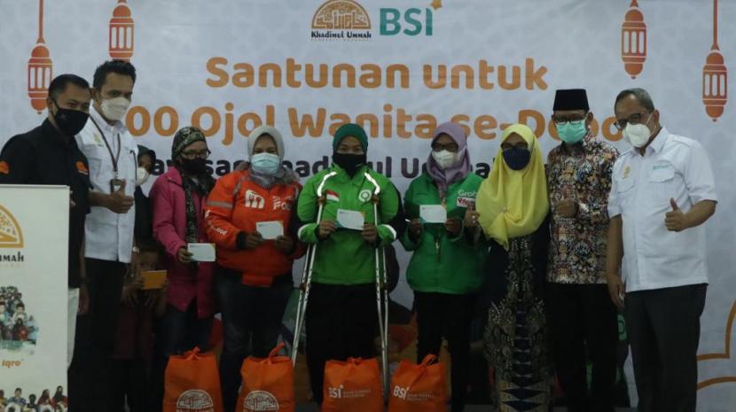 Yayasan Khadimmul Umah Madani bersama Bank BSI  mengadakan kegiatan berbagi kepada  300 pengemudi ojol wanita, di Depok, Selasa (26/4).