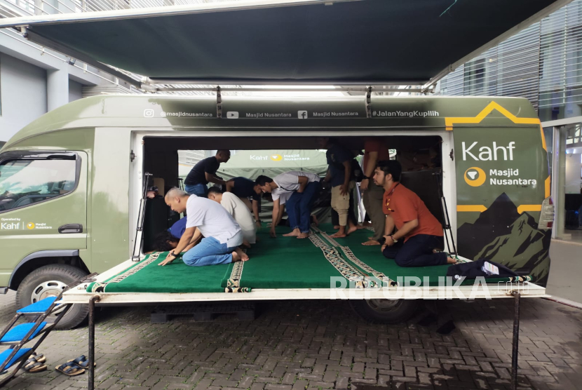 Yayasan Masjid Nusantara menghadirkan Mobile Masjid yang membatu kenyamanan pengunjung GIIAS dalan beribadah.