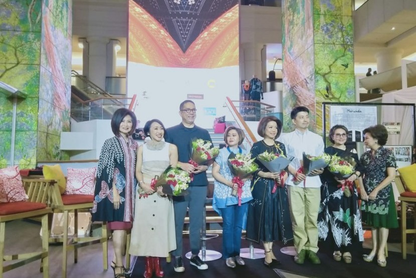 Yayasan MEEK Nusantara dan Plaza Indonesia berkolaborasi memamerkan karya batik Marunda dalam pertunjukan fesyen bertema Menyentuh Hati Mengubah Hidup di Lamoda, Plaza Indonesia, Jakarta Pusat, Jumat (27/9). 