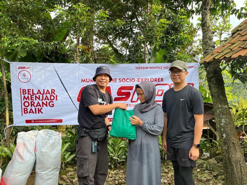 Yayasan Mumtaz Indonesia Sejahtera berikan bantuan beras.