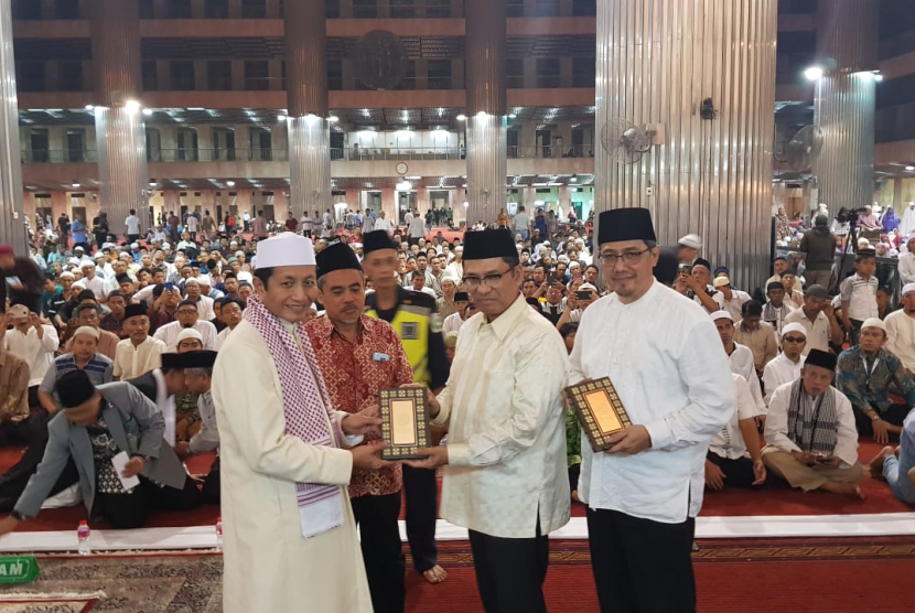 Yayasan Muslim Sinar Mas mewakafkan 1.000 mushaf Alquran kepada Masjid Istiqlal.