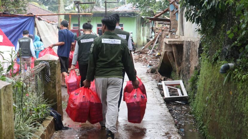 Yayasan Mutiara Harapan ikut andil dalam memberi sedikit kebahagiaan untuk mengurangi beban korban gempa Cianjur.