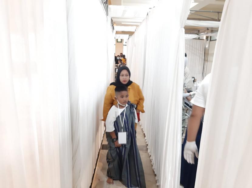 ILUSTRASI Seorang anak diantar ibunya untuk menjalani operasi khitan