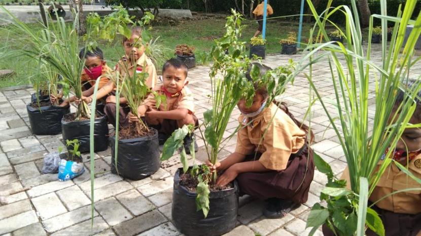 Yayasan Pendidikan Astra-Michael D. Ruslim terus melakukan kegiatan sosial pada sektor pendidikan. Sebagai rangkain ulang tahun yang ke-12, yayasan ini pun mengakak siswa binaan untuk melakukan penanaman pohon.
