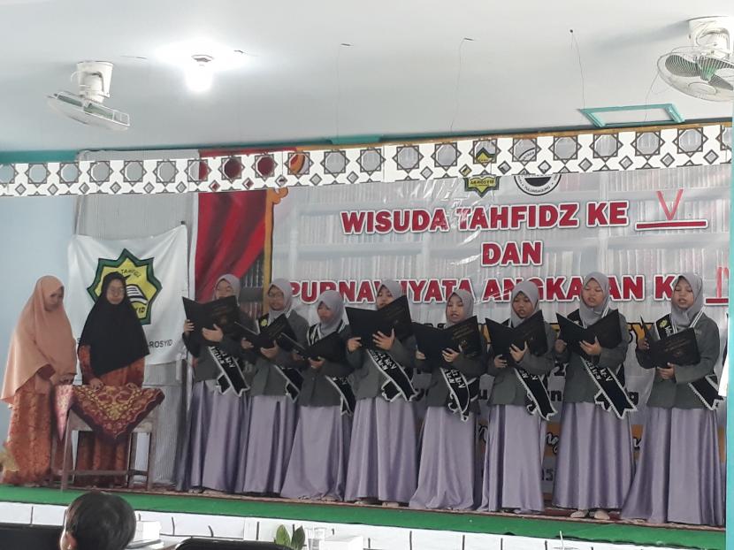 Yayasan Pesantren Alquran dan Teknologi, Ar-Rasyid, Tulungagung, Jawa Timur menggelar acara wisuda tahfidz  di Tulungagung, Ahad  (29/5). 