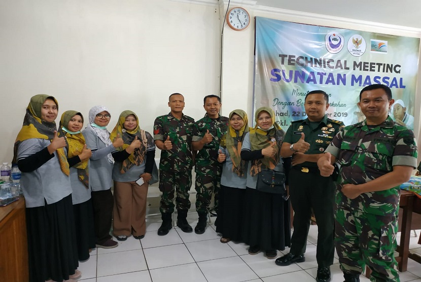 Yayasan Pundi Amal Bakti Ummat berbagi berkah dengan menggelar khitanan massal di jalan dokter Ratna, Jatikramat Kecamatan Jatiasih kota Bekasi, Rabu (25/12).