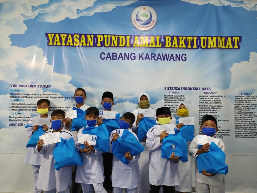 Yayasan Pundi Amal Bakti Ummat (PABU) untuk membantu pemerintah dengan memberikan paket mainan edukatif, uang saku dan paket belajar kepada 798 yatim dhuafa binaan PABU.