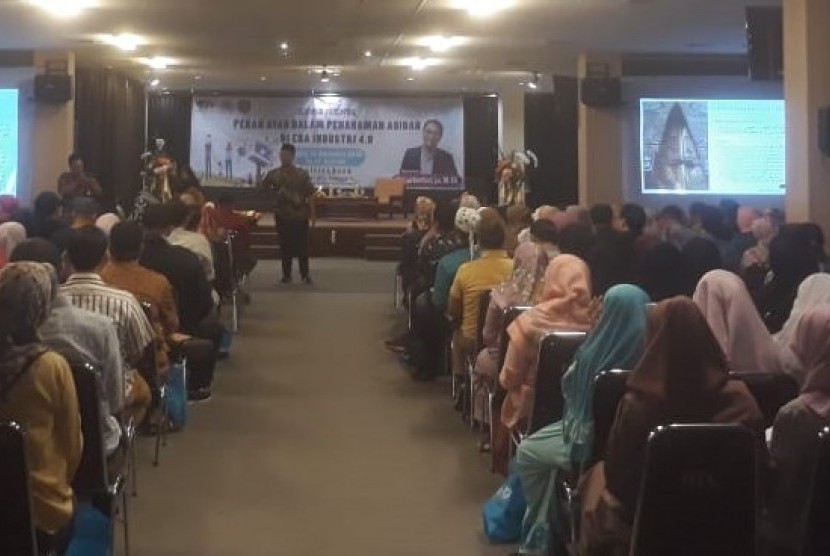 Yayasan Rahmatan Lil-Alamin yang menaungi PG-TK-SD-SMP Islam Ibnu Sina menggelar seminar parenting dengan tema 