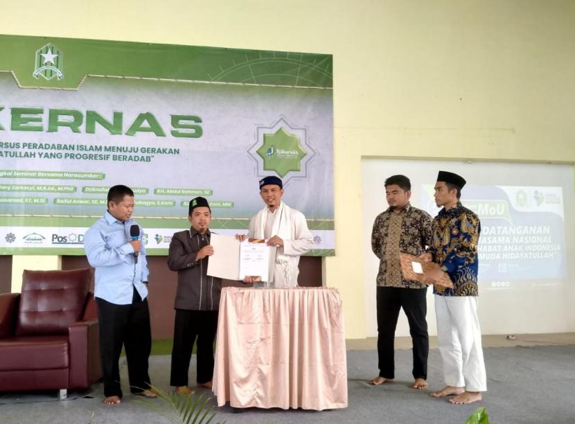 Yayasan Sahabat Anak Indonesia meneken kerja sama dengan Pemuda Hidayatullah dalam rangka membantu anak-anak yatim, dhuafa dan telantar.