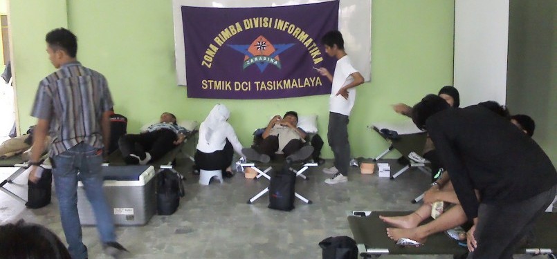 Yayasan SETARA dan UTDC PMI Tasikmalaya bersama UKM ZARADIKA Zona Rimba STMIK DCI Tasikmalaya melaksanakan kegiatan donor darah di kampus di Jalan Martadinata, Kota Tasikmalaya. 