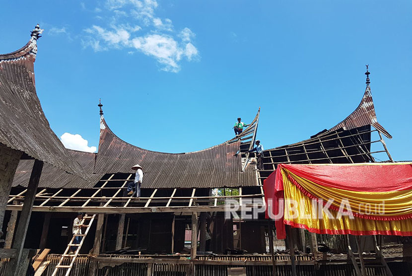 Yayasan Tirto Utomo ikut memulai proses revitalisasi rumah gadang milik kaum dt Lelo Panjang, Ahad (22/4). Pemerintah membuka ruang bagi swasta dan BUMN untuk ikut terlibat dalam proses revitalisasi kawasan Saribu Rumah Gadang. 