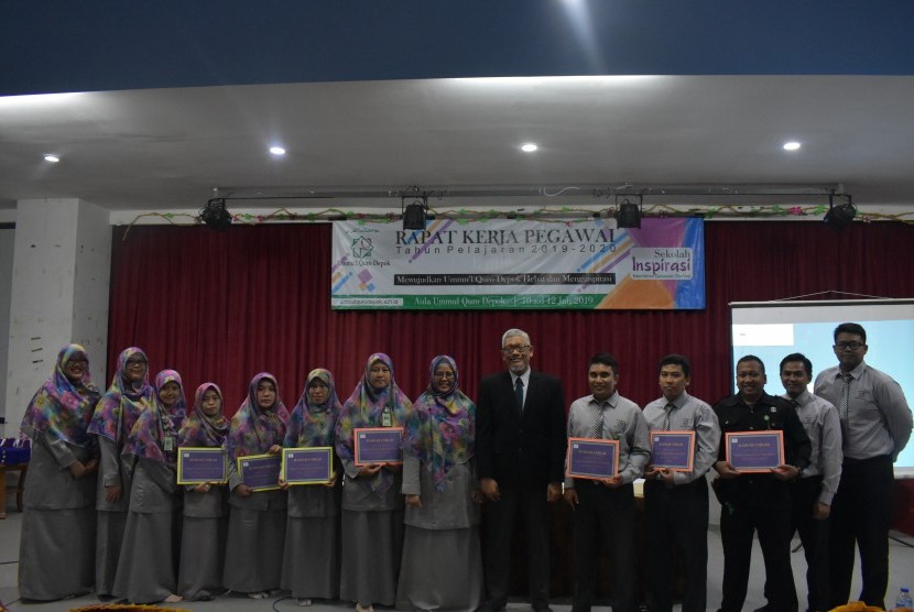 Yayasan Ummul Quro memberikan hadiah umrah kepada guru dan karyawan.