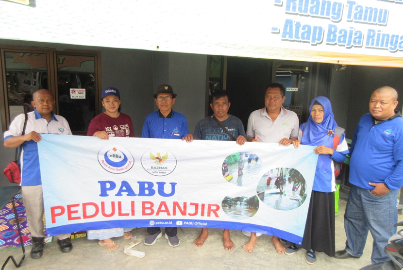 Yayasan UPZ Pundi Amal Bakti Umat berkoordinasi dengan Baznas Kota Bekasi turun ke lokasi banjir yang terisolir dari bantuan pemerintah.