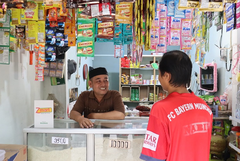 Yayat yang memiliki warung Zmart di Kecamatan Jatiuwung, Tangerang, Banten, kini memiliki omzet bulanan mencapai Rp 25 juta hingga Rp 30 juta. Pendapatan itu tak lepas dari bantuan dan pelatihan secara berkala yang diberikan Baznas secara intensif.