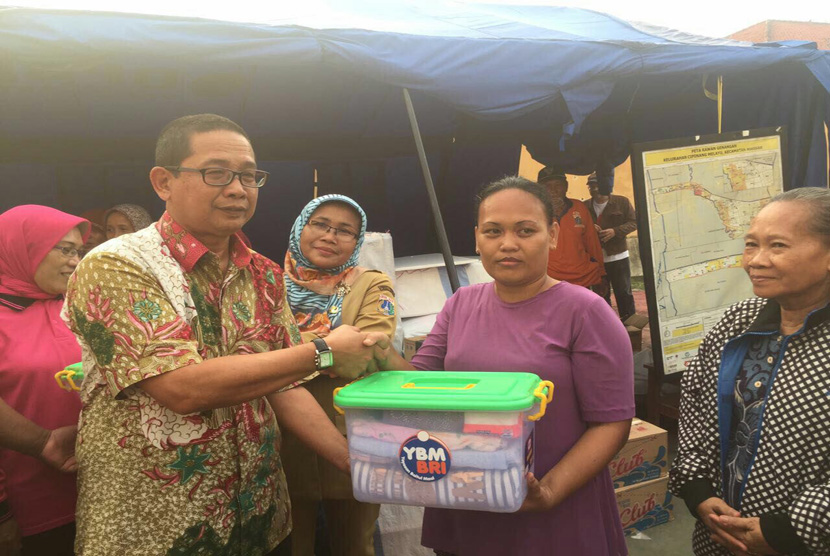  YBM-BRI memberikan bantuan untuk korban banjir 'paket Survival Kits'.