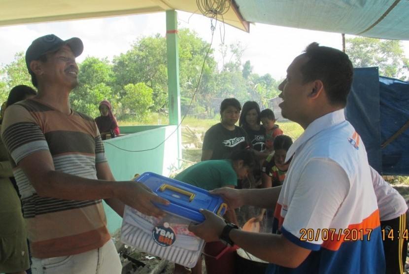 YBM BRI menyalurkan bantuan kepada korban banjir di Belitung dan Belitung Timur.