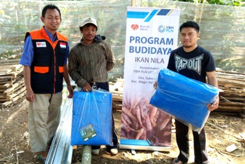 YBM PLN bersama Rumah Zakat memberi bantuan warga untuk budidaya ikan nila.