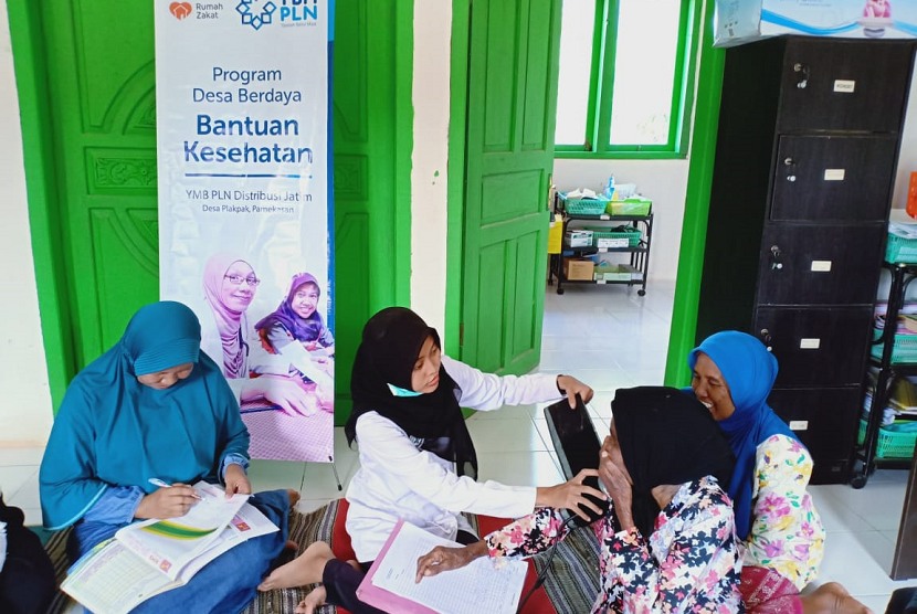 YBM PLN dan Rumah Zakat beri bantuan untuk Posyandu di Desa Berdaya Plakpak, Pamekasan.