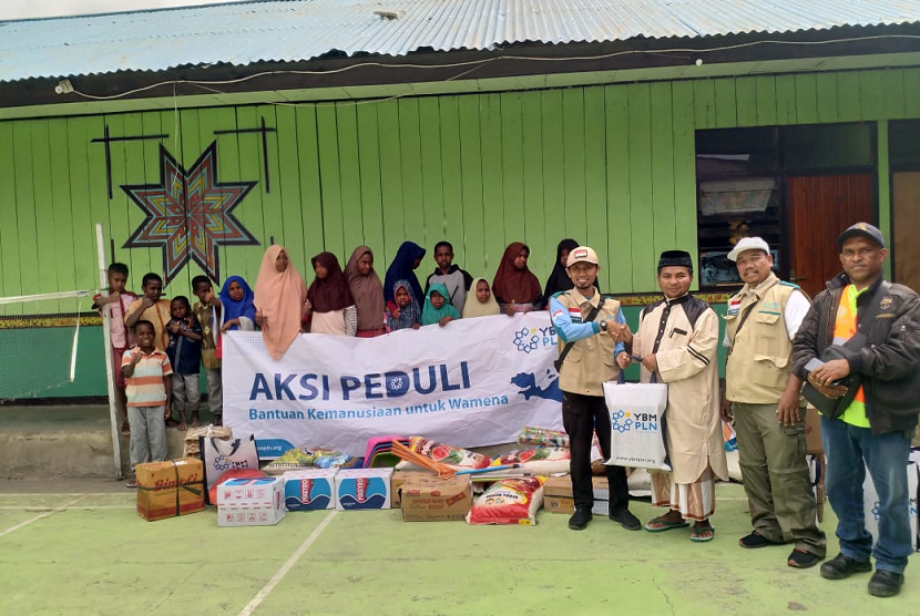 YBM PLN memberikan bantuan untuk korban kerusuhan di Wamena.